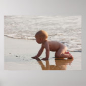 Baby op het strand spelen in zand poster (Voorkant)