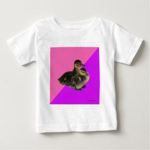 Baby op roze frambozen en Paarse sorbet