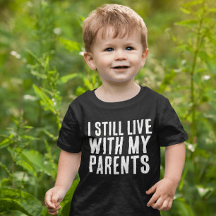 BABY PEUTER GRAPPIG NOG STEEDS WONEN MET OUDERS T-