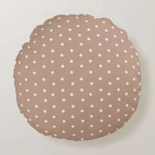 Baby polka stippenpatroon op bruine achtergrond rond kussen