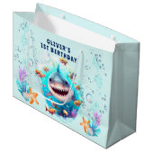 Baby Shark Boy 1er Anniversaire Grand sac cadeau (Devant Angle)