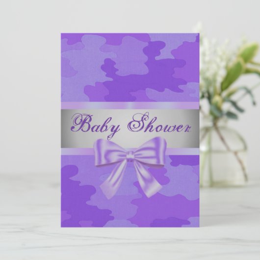 Baby shower Camouflage Violet Bow Invitation (Debout devant)