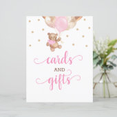 Baby shower des enseignes des cartes et des cadeau (Debout devant)