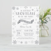 Baby shower d'hiver Invitation Flocon de neige gri (Debout devant)