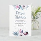 Baby shower invitation bleu violet plumes florales (Debout devant)