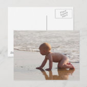 Baby spelen in het zand op het strand briefkaart (Voorkant / Achterkant)