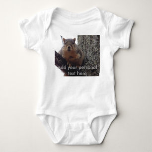 Baby squirrl kijkt naar je romper