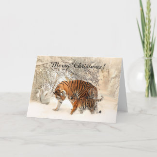 Baby tijger en tijgermoeder in een besneeuwd bos feestdagen kaart