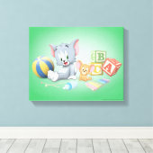 Baby Tom en Jerry die met speelgoed spelen Canvas Afdruk (Insitu (Houten vloer))