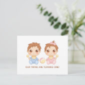 Baby Twins First Birthday Boy and Girl Invitation Briefkaart (Staand voorkant)