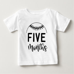 Baby van vijf maanden bereikt mijlpaal met honkbal