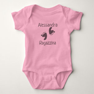 Baby voetafdrukken op roze romper
