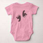 Baby voetafdrukken op roze romper (Achterkant)