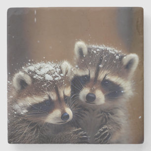 Baby wasberen huddle in vallende sneeuw stenen onderzetter