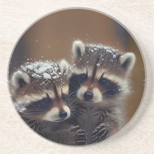 Baby wasberen huddle in vallende sneeuw zandsteen onderzetter