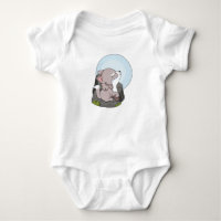 Baby wolf huilt naar de maan