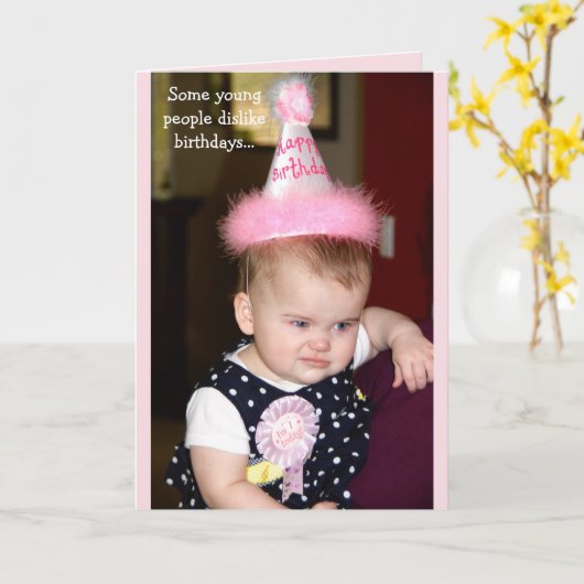 Baby ziet er chagrijnig uit op haar eerste verjaar kaart (Gele Bloem)
