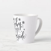 Baby zijn koude kerstavlokken buiten de winter latte mok (Rechterhoek)