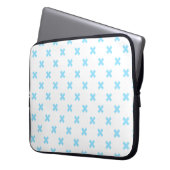Babyblauwe kruisstiften op wit laptop sleeve (Voorkant Links)