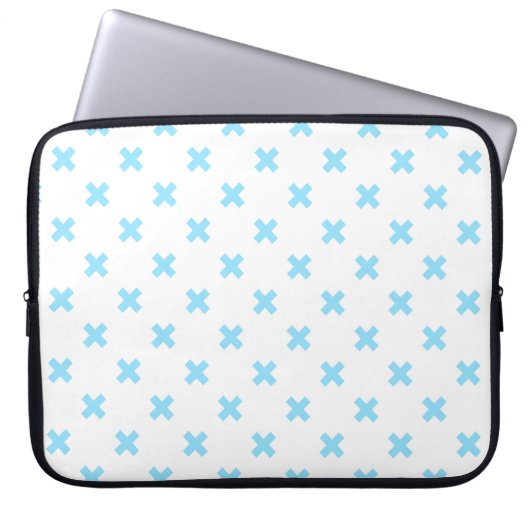 Babyblauwe kruisstiften op wit laptop sleeve (Voorkant)
