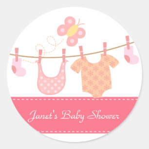 Babykleertjes hangend aan de waslijn met vlinder ronde sticker