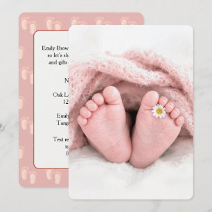Babymeisjesvoeten met een witte madeliefje kaart