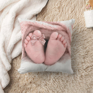 Babymeisjesvoetjes met een polka stip strik kussen