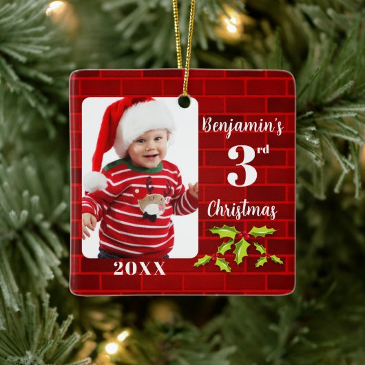 Baby's 3e Kerstmis Rode Steen Keepsake Keramisch Ornament (Boom)