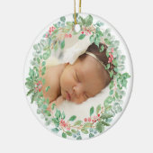 Baby's eerste kerstfoto met rode rode, rode, grote keramisch ornament (Links)
