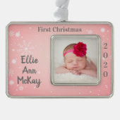 Baby's eerste kerstfoto Roze Snowflake Verzilverd Kader Ornament (Voorkant)