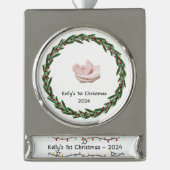 Baby's (Kelly's) 1st Christmas Custom Baby's Naam Verzilverd Banner Ornament (Voorkant)