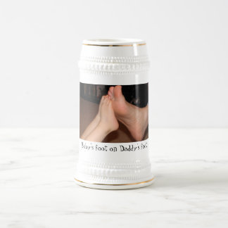 Baby's voet op papa's voet bierpul
