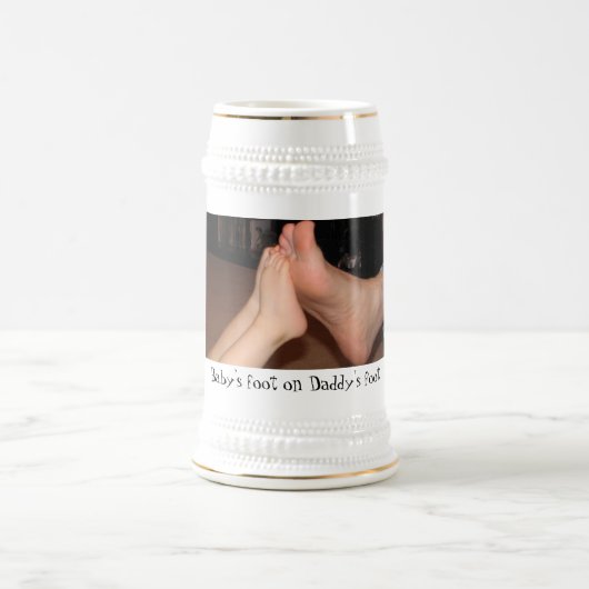 Baby's voet op papa's voet bierpul (Center)
