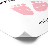 Baby's zijn zoet en genieten van een roze klep poster (Hoek)