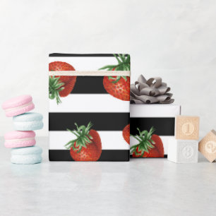 Babyshower met aardbeienpatroon cadeaupapier