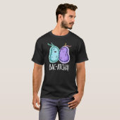 Bac-atcha Funny Bacteria Pun Dark BG T-shirt (Voorkant volledig)
