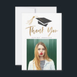 Bac de diplôme Tassel Merci photo Gold Foil<br><div class="desc">Personnalisez ce carte de remerciements de graduation moderne et élégant avec votre nom et votre photo. Doté d'un casquette de gradation avec goût or et script de brosse moderne qui dit "Merci" en or.</div>