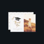 Bac de fin d'études Tassel Gold Foil Merci photo<br><div class="desc">Personnalisez ce carte de remerciements de graduation moderne et élégant avec votre nom et votre photo. Doté d'un casquette de gradation avec goût or et script de brosse moderne qui dit "Merci" en or.</div>