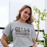 Bachelorette Filles Week-end les années 70 Retro<br><div class="desc">Découvrez l'esprit du voyage des filles avec notre T-Shirt de fin de semaine sur la typographie rétro personnalisée! Ce top chic et élégant est le souvenir parfait d'une escapade mémorable avec vos dames préférées. Le devant de la chemise présente une typographie "Girls Weekend" d'inspiration vintage qui saisit parfaitement le plaisir...</div>