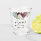 Bachelorette Party Burgundy Floral Greenery Shot Glas (Voorkant)
