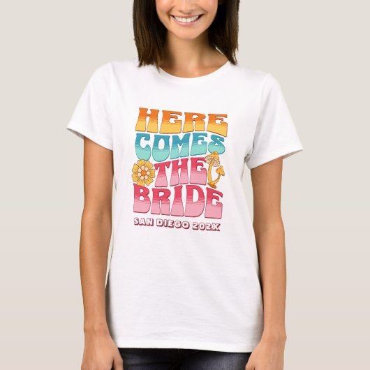 Bachelorette Party Groovy Retro golvende tekst bru T-shirt (Voorkant)
