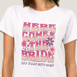 Bachelorette Party Voici La Mariée Super<br><div class="desc">Faites un splash à votre prochaine soirée de bachelorette avec ce magnifique jeu de t-shirts personnalisés. Que vous fêtiez un voyage à la plage, des vacances pour les filles ou des vacances pour les meilleurs amis, ces t-shirts personnalisés pour les fêtes de bachelorette de plage sont l'ajout parfait à votre...</div>
