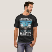 Backprint Easily Distracted By Mailboxes Postal Wo T-shirt (Voorkant volledig)