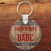 Backwoods Babe Whiskey Keg Sleutelhanger (Voorkant)