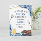 Backyard BBQ Birthday Invitation (Debout devant)