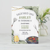 Backyard BBQ Birthday Party Invitation (Debout devant)
