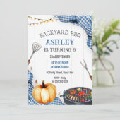 Backyard BBQ Birthday Party Invitation (Debout devant)