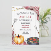 Backyard BBQ Birthday Party Invitation (Debout devant)