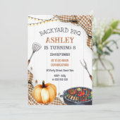 Backyard BBQ Birthday Party Invitation (Debout devant)