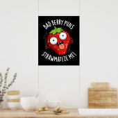 Bad Berry Puns Straw-matize Me Fruit Pun Dark BG Poster (Keuken)